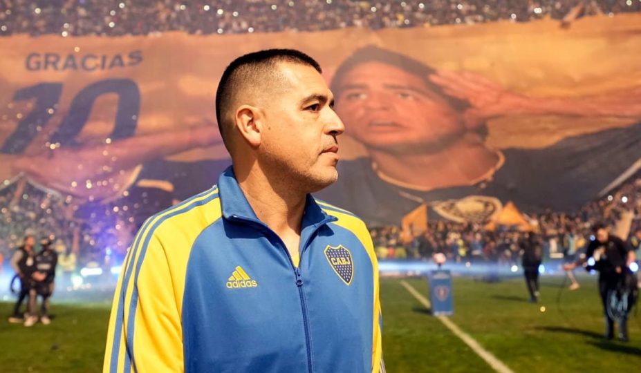Riquelme recebeu uma homenagem do tamanho de sua grandeza no Boca: imensurável