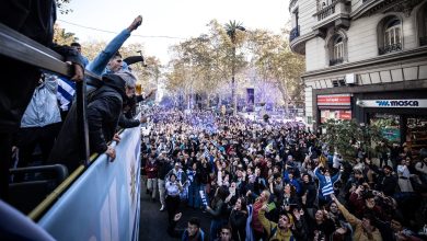 Até Luis Suárez reforçou a multidão que festejou o Uruguai campeão sub-20 nas ruas de Montevidéu