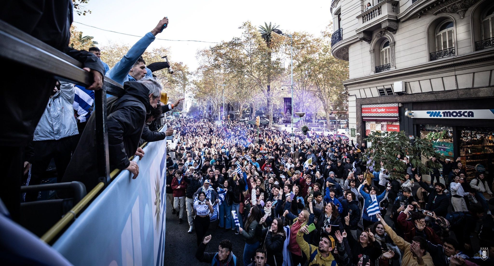 At&eacute; Luis Su&aacute;rez refor&ccedil;ou a multid&atilde;o que festejou o Uruguai campe&atilde;o sub-20 nas ruas de Montevid&eacute;u