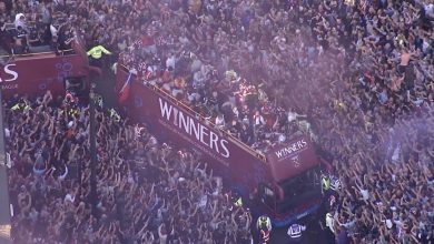 Os campe&otilde;es do West Ham tiveram uma fant&aacute;stica recep&ccedil;&atilde;o, com dezenas de milhares de torcedores entupindo as ruas de Londres