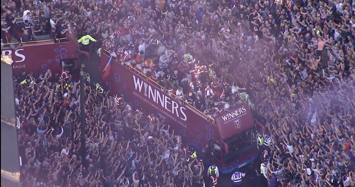 Os campeões do West Ham tiveram uma fantástica recepção, com dezenas de milhares de torcedores entupindo as ruas de Londres
