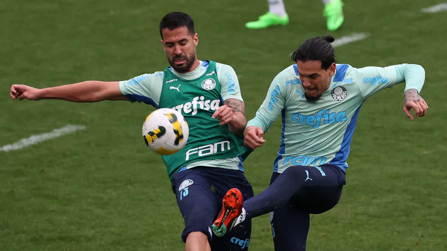 Ass&eacute;dio estrangeiro a zagueiros do Palmeiras faz diretoria ter dor de cabe&ccedil;a