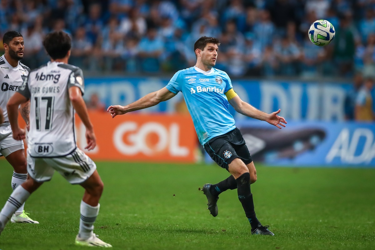 Kannemann d&aacute; recado sobre Su&aacute;rez antes da semi: &lsquo;Quem jogar precisa dar a vida&rsquo;