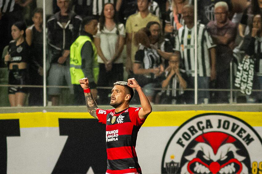Arrascaeta comemora gol marcado pelo Flamengo sobre o Atl&eacute;tico-MG