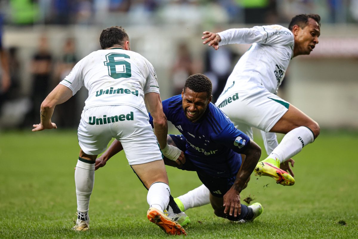 Disputa de bola na partida entre Cruzeiro e Goi&aacute;s, pelo Campeonato Brasileiro de 2023