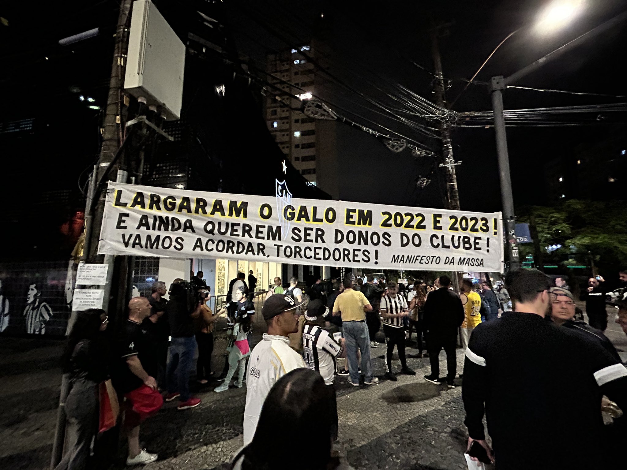 Pedido de suspens&atilde;o da vota&ccedil;&atilde;o da SAF do Atl&eacute;tico-MG &eacute; indeferido; torcida protesta