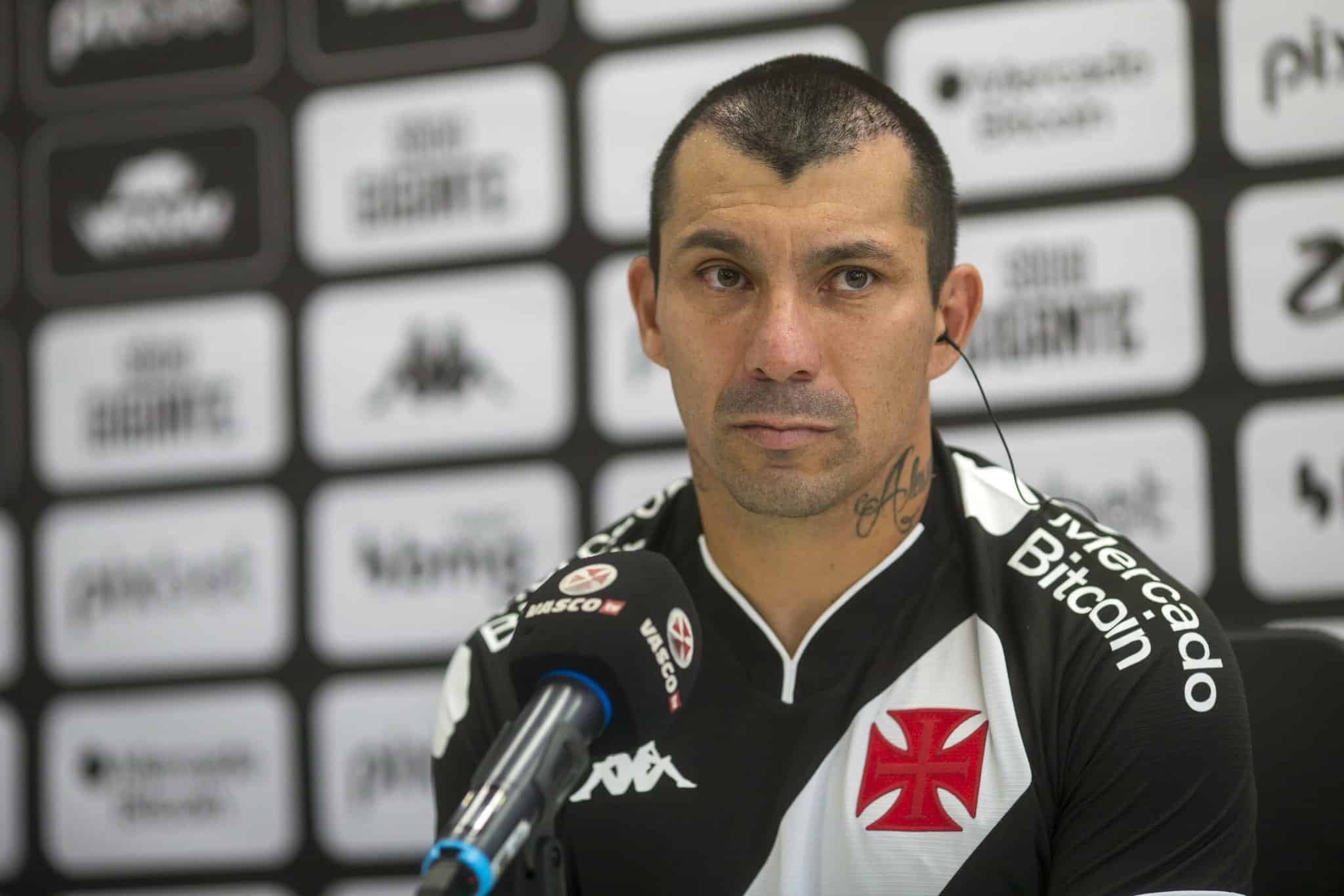 Medel chega ao Vasco ap&oacute;s Pulgar e Vidal chancelarem futebol brasileiro