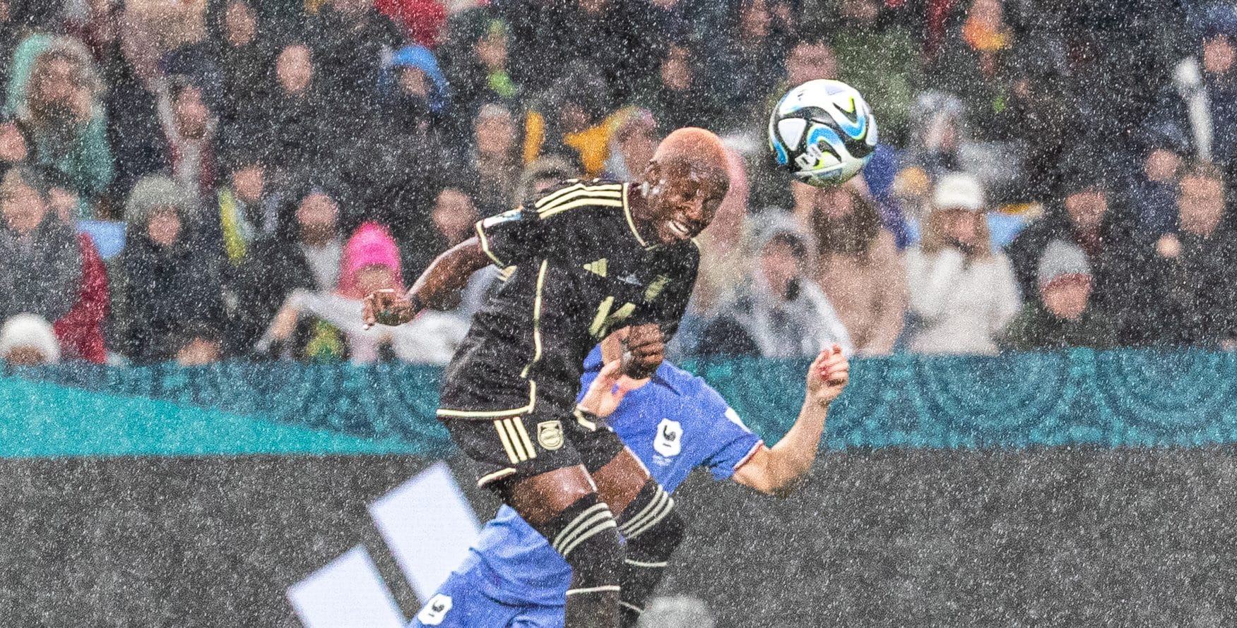 Deneisha Blackwood simbolizou o esp&iacute;rito da Jamaica na heroica estreia na Copa