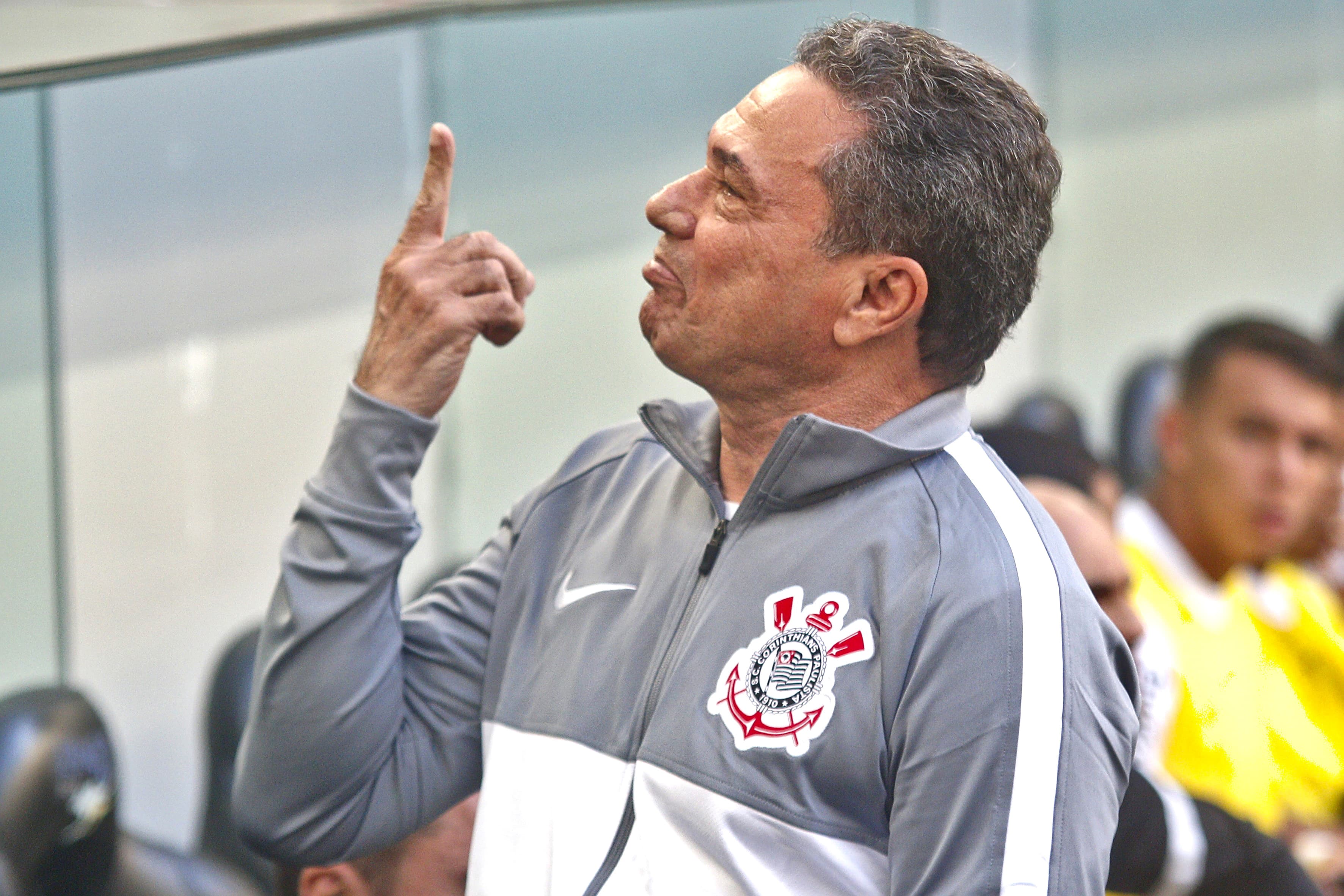 Luxemburgo assume papel de Ted Lasso sem gra&ccedil;a no Corinthians