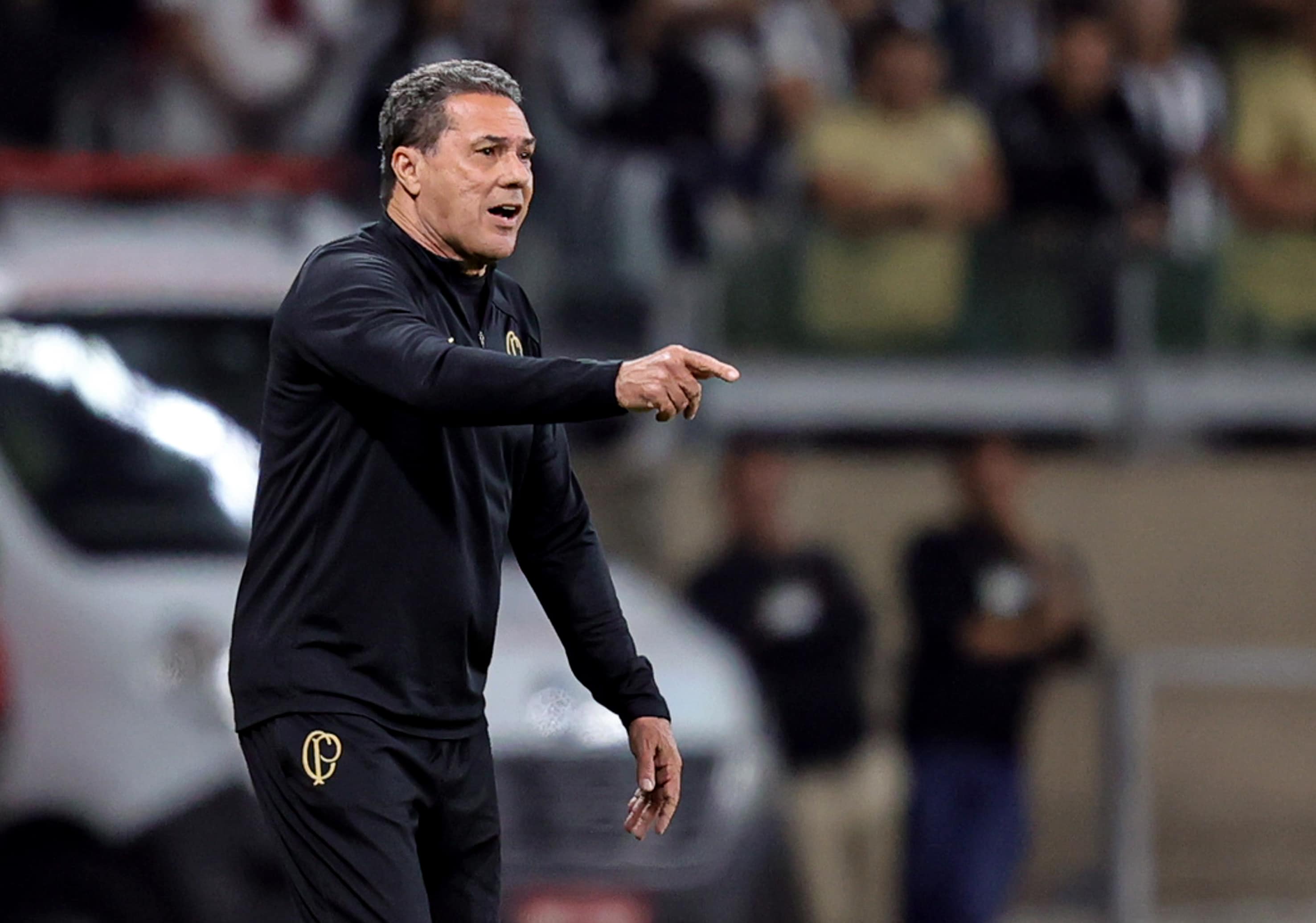 Luxemburgo se irrita, solta palavr&atilde;o e diz que &eacute; perseguido no Corinthians