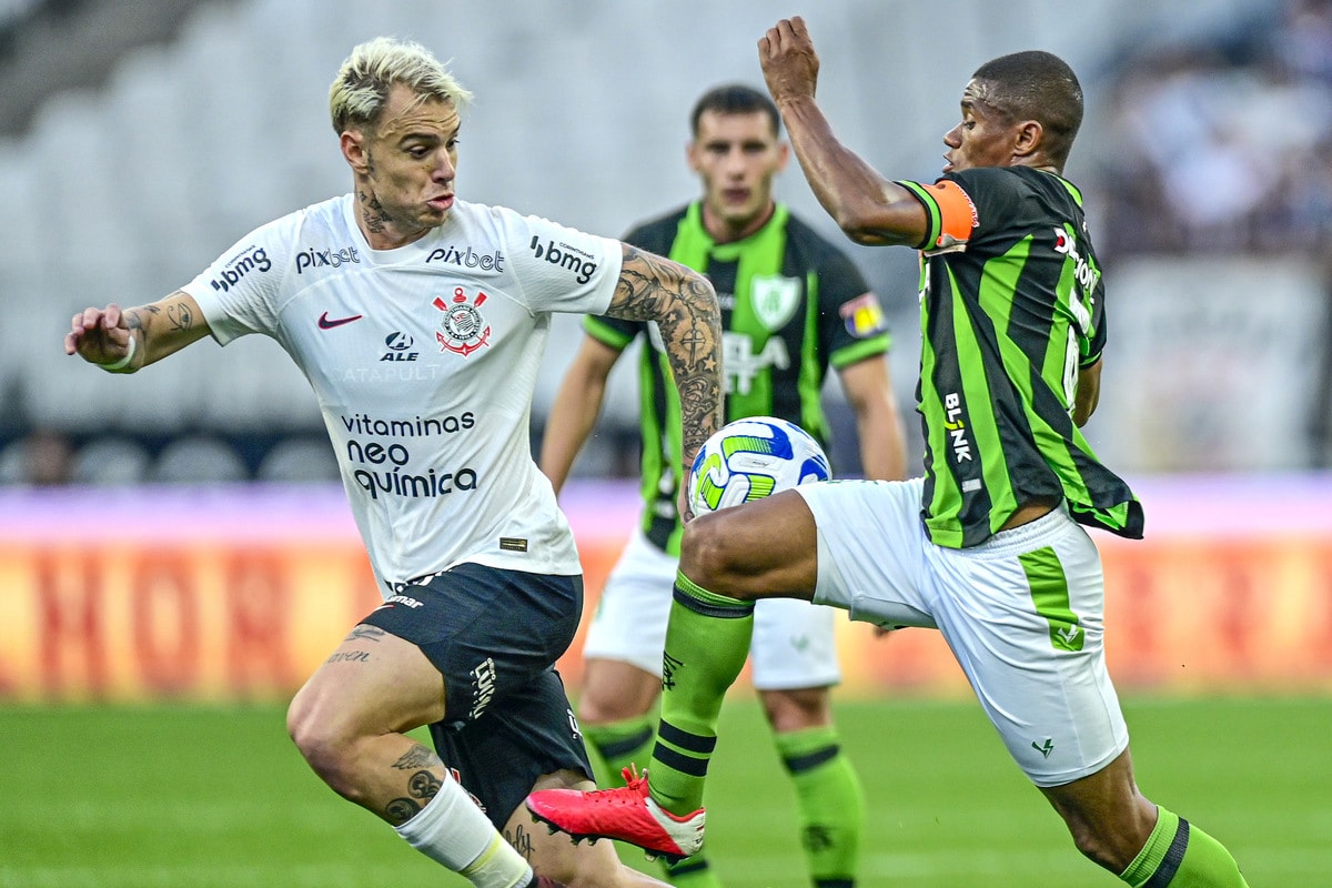R&oacute;ger Guedes em a&ccedil;&atilde;o durante Corinthians x Am&eacute;rica-MG