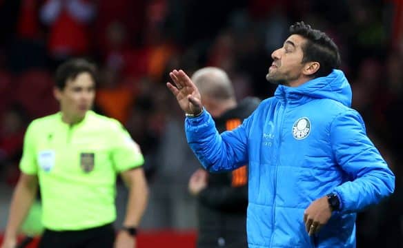 Abel diz que tratamento dado ao Palmeiras &eacute; desigual e isso pode faz&ecirc;-lo sair