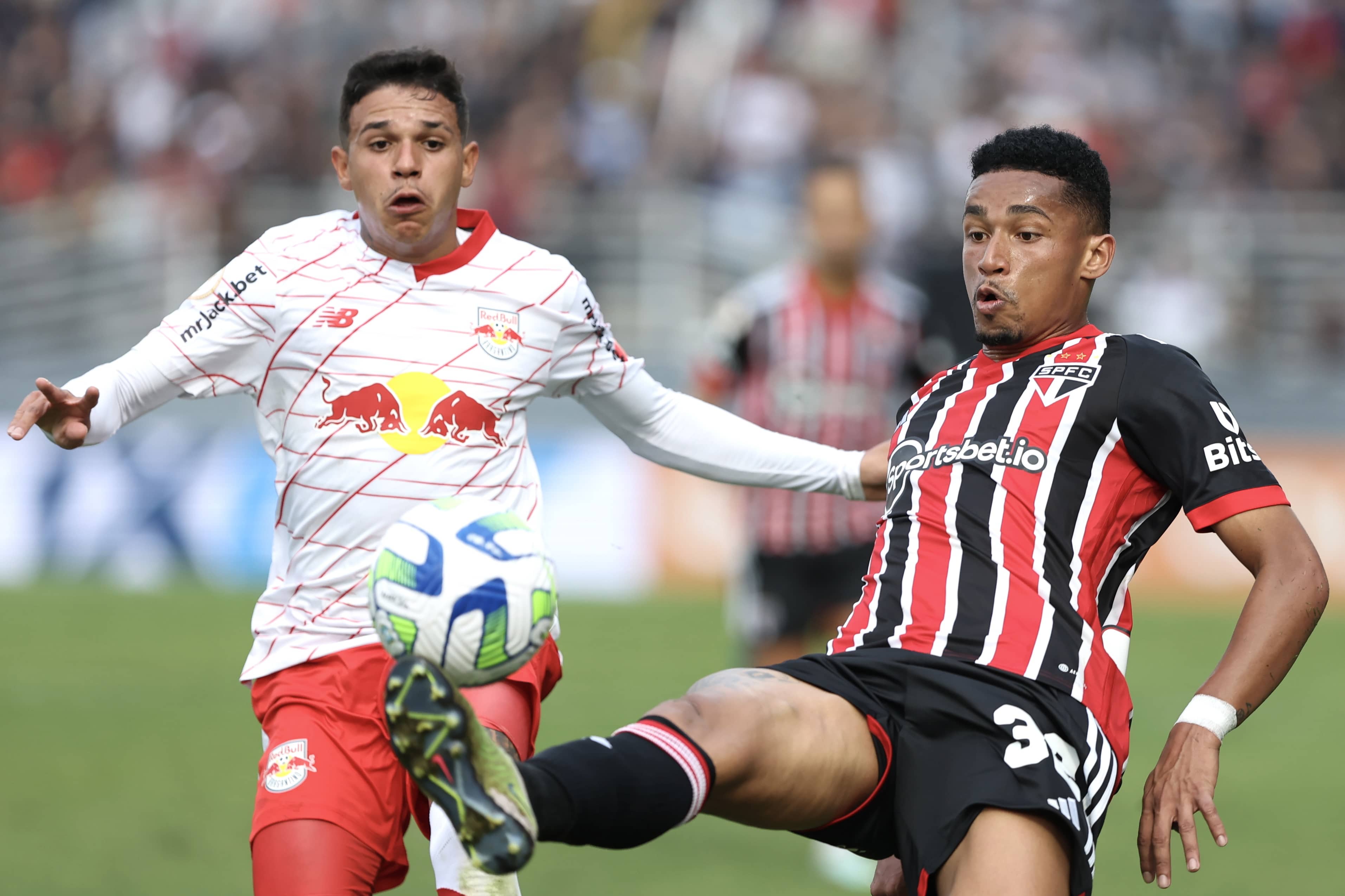 S&atilde;o Paulo tem reestreia de Pato, mas poupa titulares e empata com Bragantino