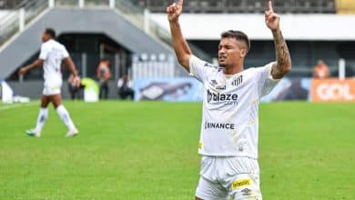 P&ecirc;nalti nos acr&eacute;scimos salva Santos e derruba jejum em jogo dram&aacute;tico de 7 gols