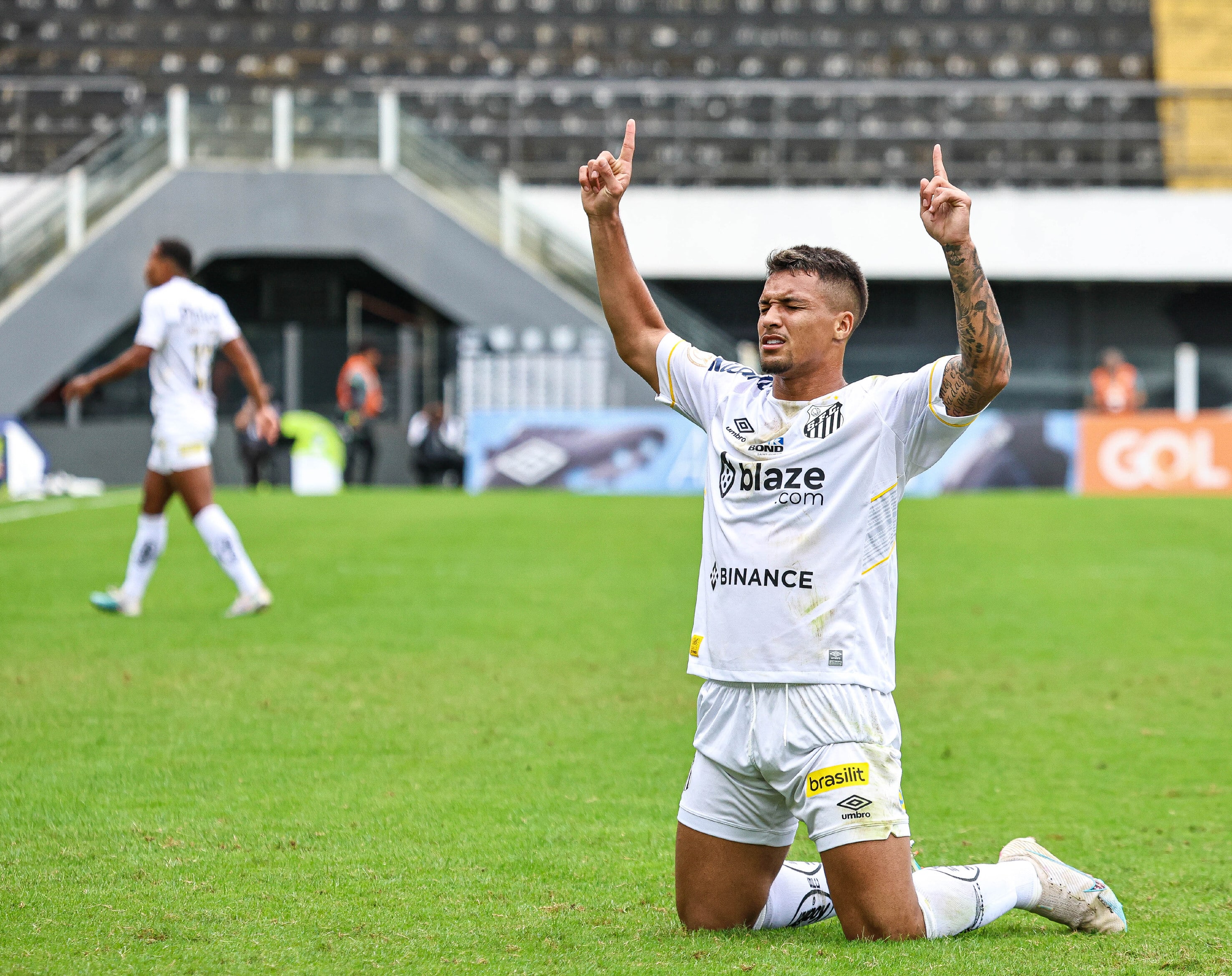 P&ecirc;nalti nos acr&eacute;scimos salva Santos e derruba jejum em jogo dram&aacute;tico de 7 gols