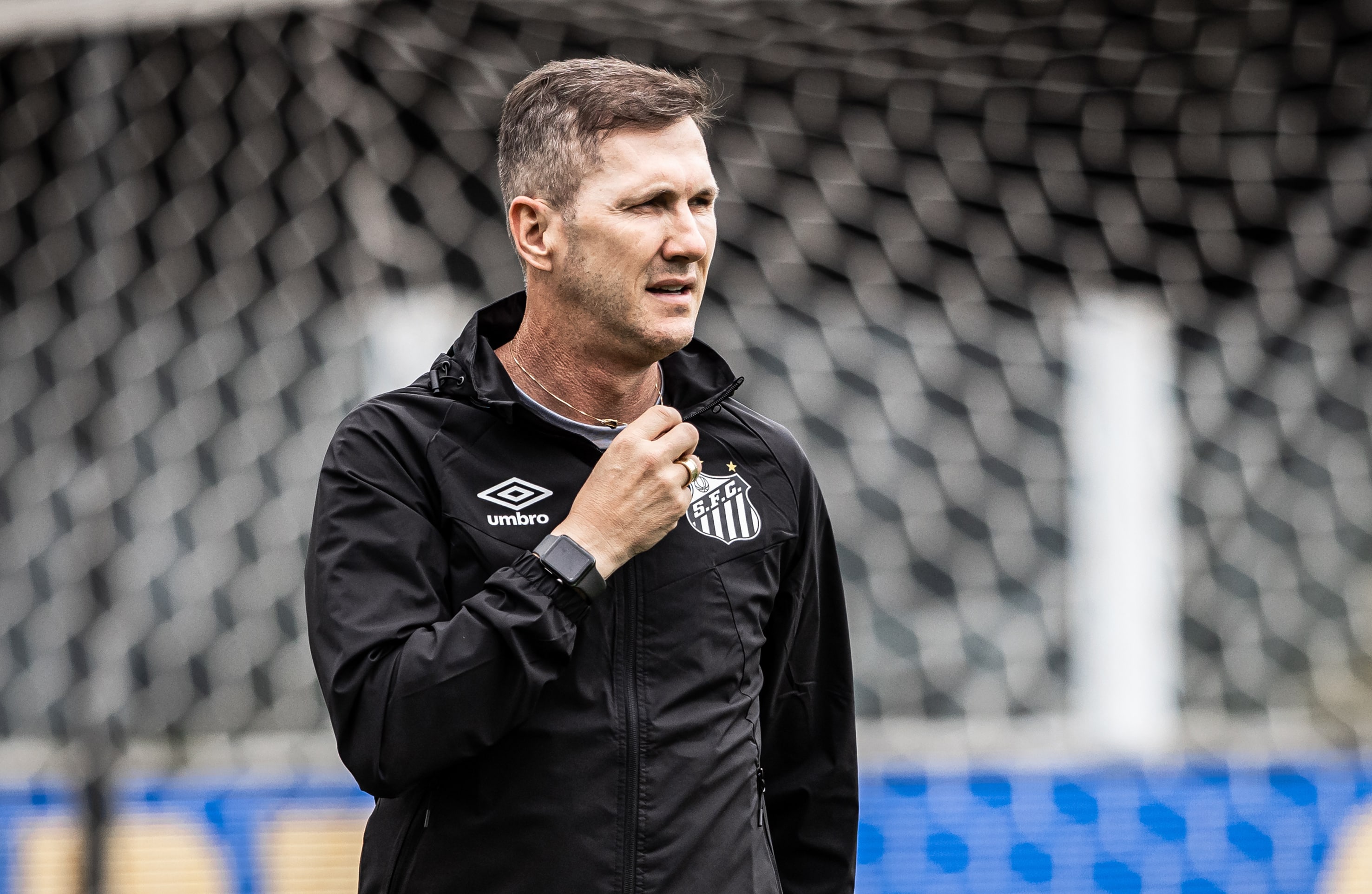 Paulo Turra cobra &lsquo;muito mais&rsquo; refor&ccedil;os no Santos e manda indireta a Soteldo