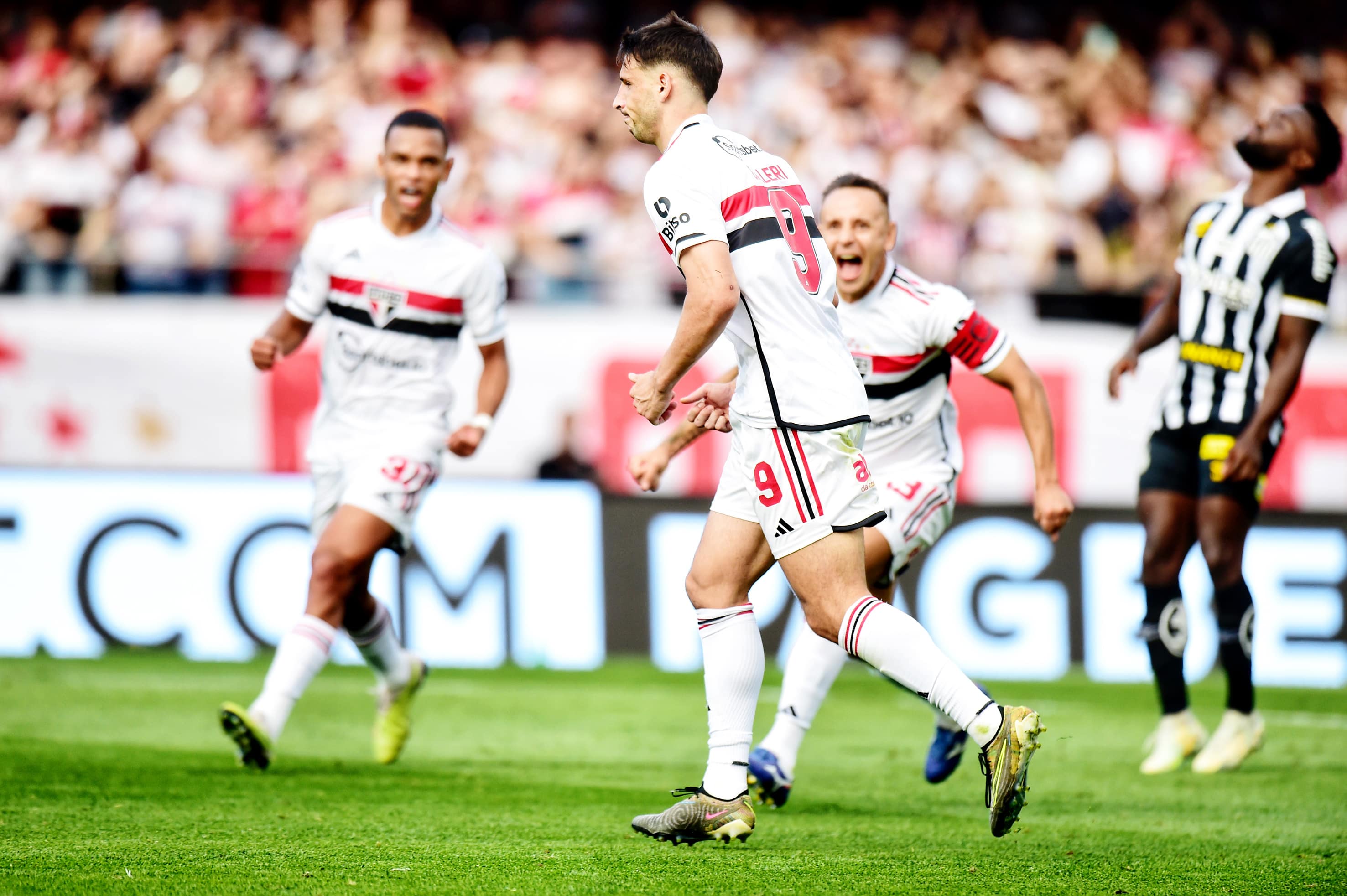 Dorival muda S&atilde;o Paulo em tr&ecirc;s meses: das vaias ao &ldquo;time de guerreiros&rdquo;