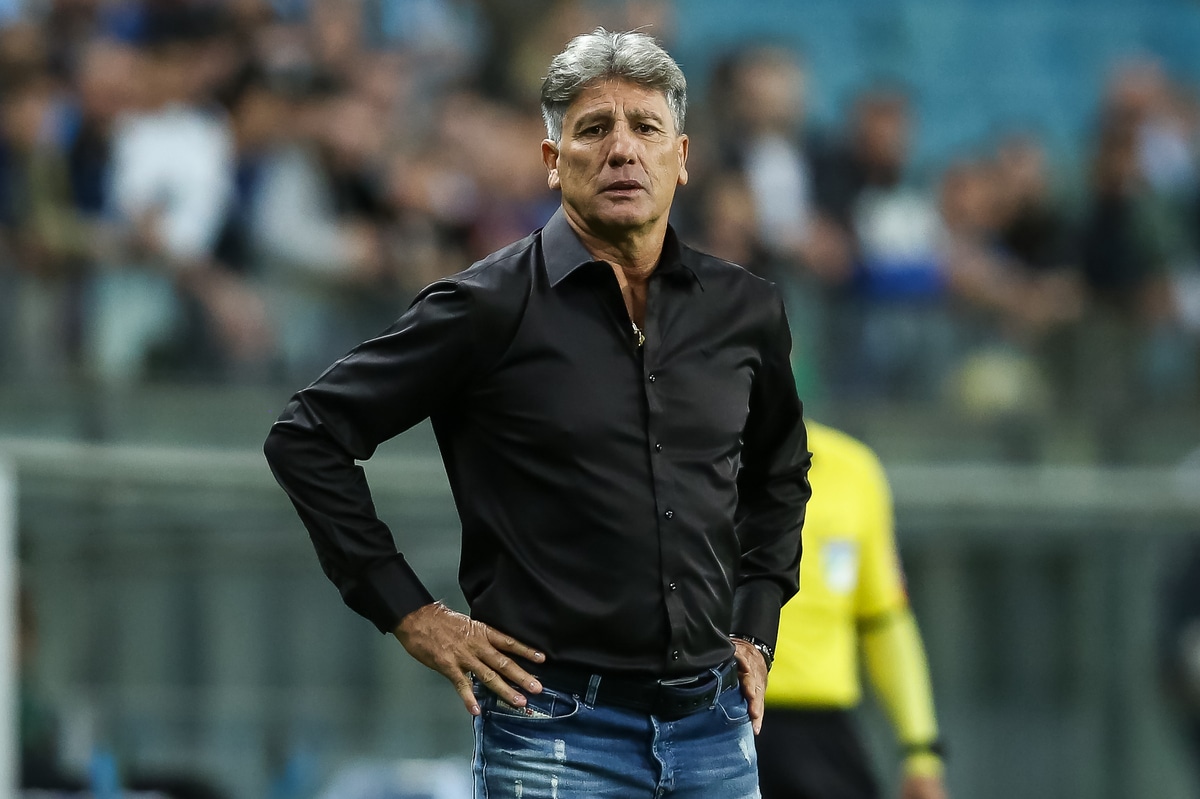 Gr&ecirc;mio define prioridades e identifica alvos: ponta do United e sombra para Su&aacute;rez