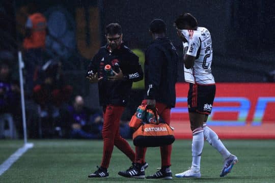 Bruno Henrique sofre les&otilde;es na perna e vira desfalque de novo no Flamengo