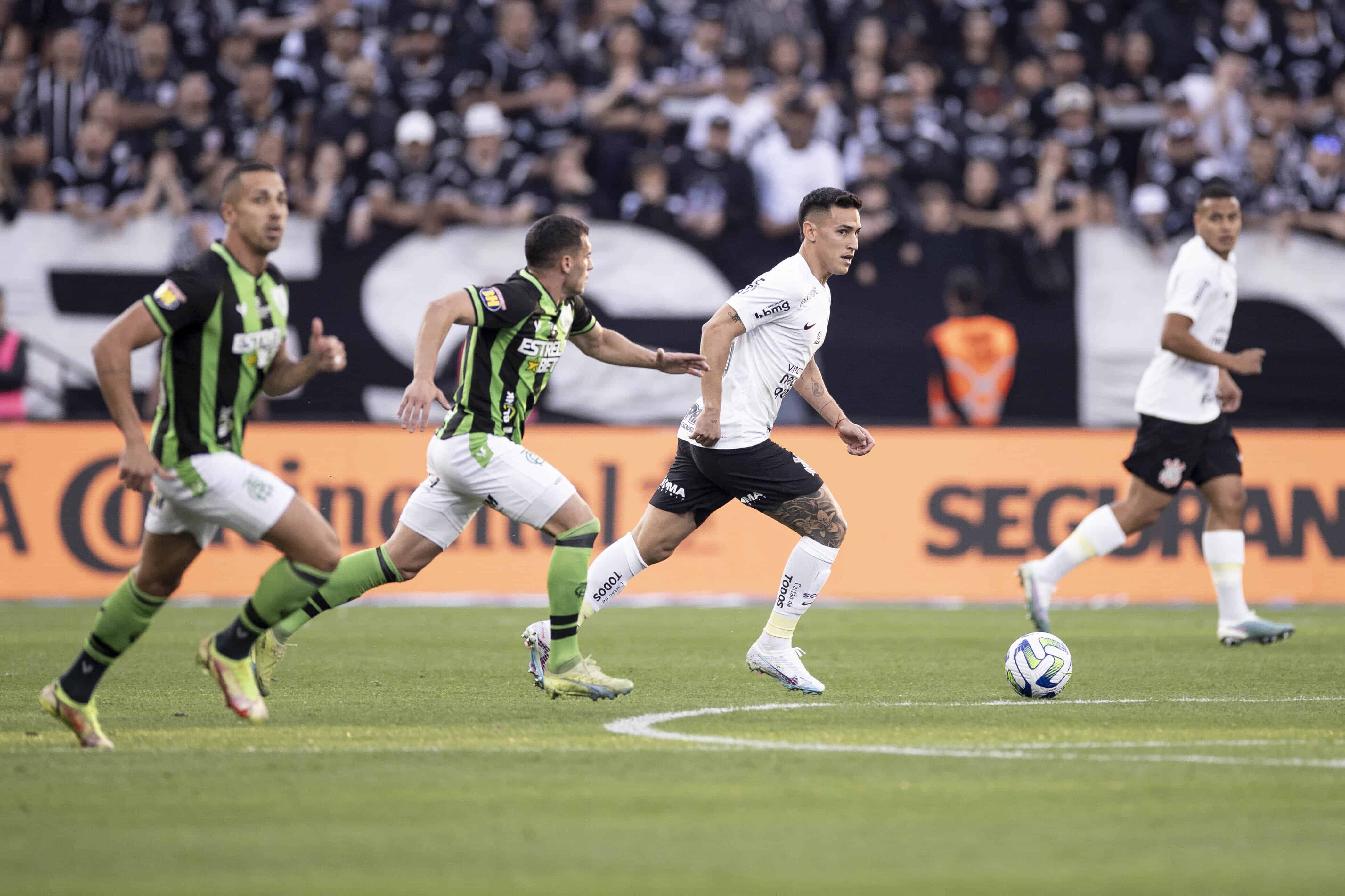 Rojas precisou de um jogo e um passe espetacular para conquistar a Fiel