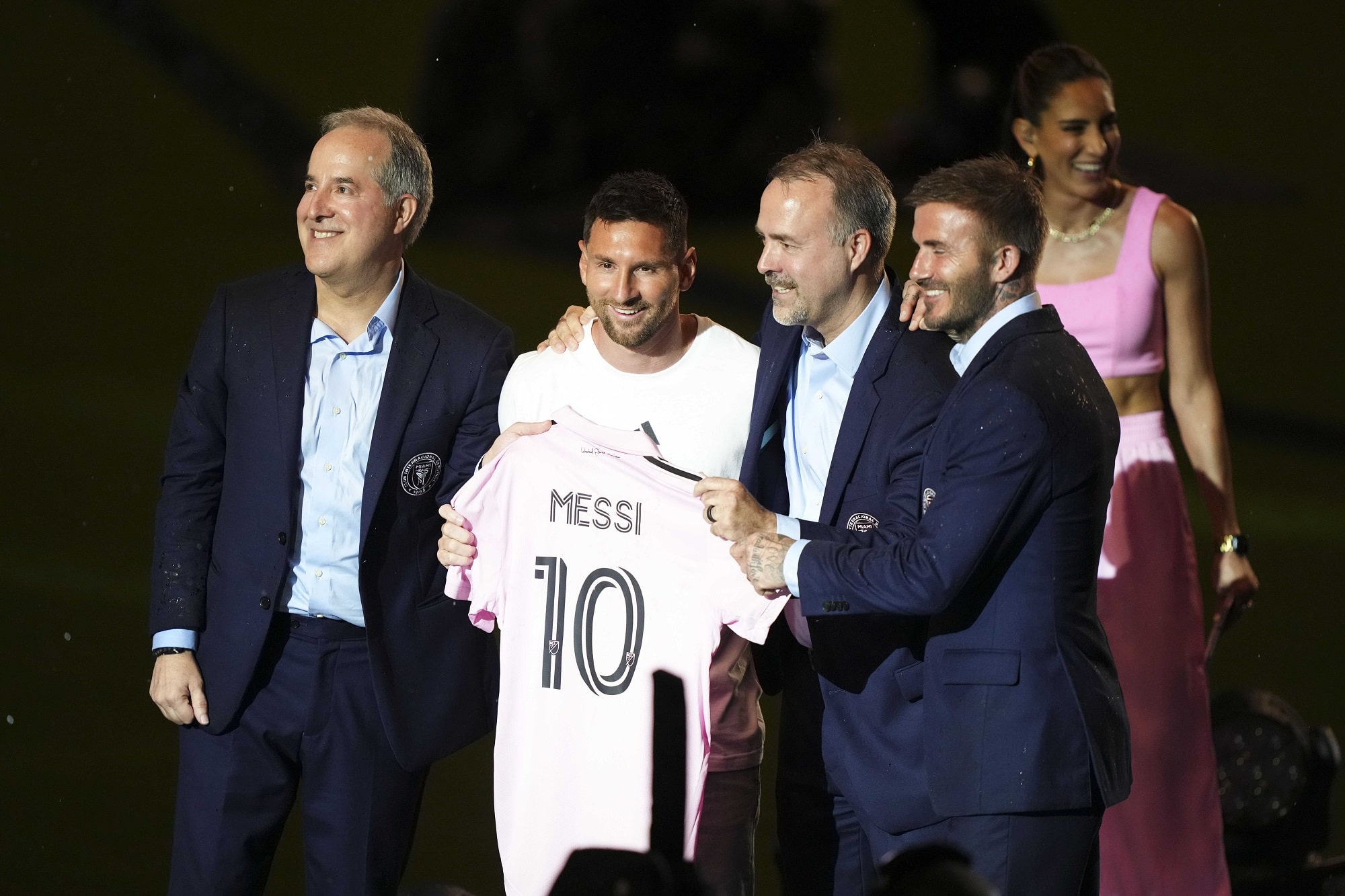 Quem gosta de futebol tem motivo para ficar em casa sexta &agrave; noite: Messi estreia