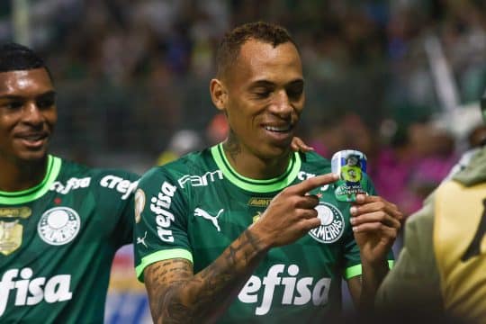 Abel admite prejudicar Breno Lopes, mas tem nele um talism&atilde; de bom rendimento