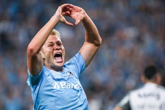 Sob olhares de Su&aacute;rez, Gr&ecirc;mio conta com aposta de Renato para vencer o Atl&eacute;tico