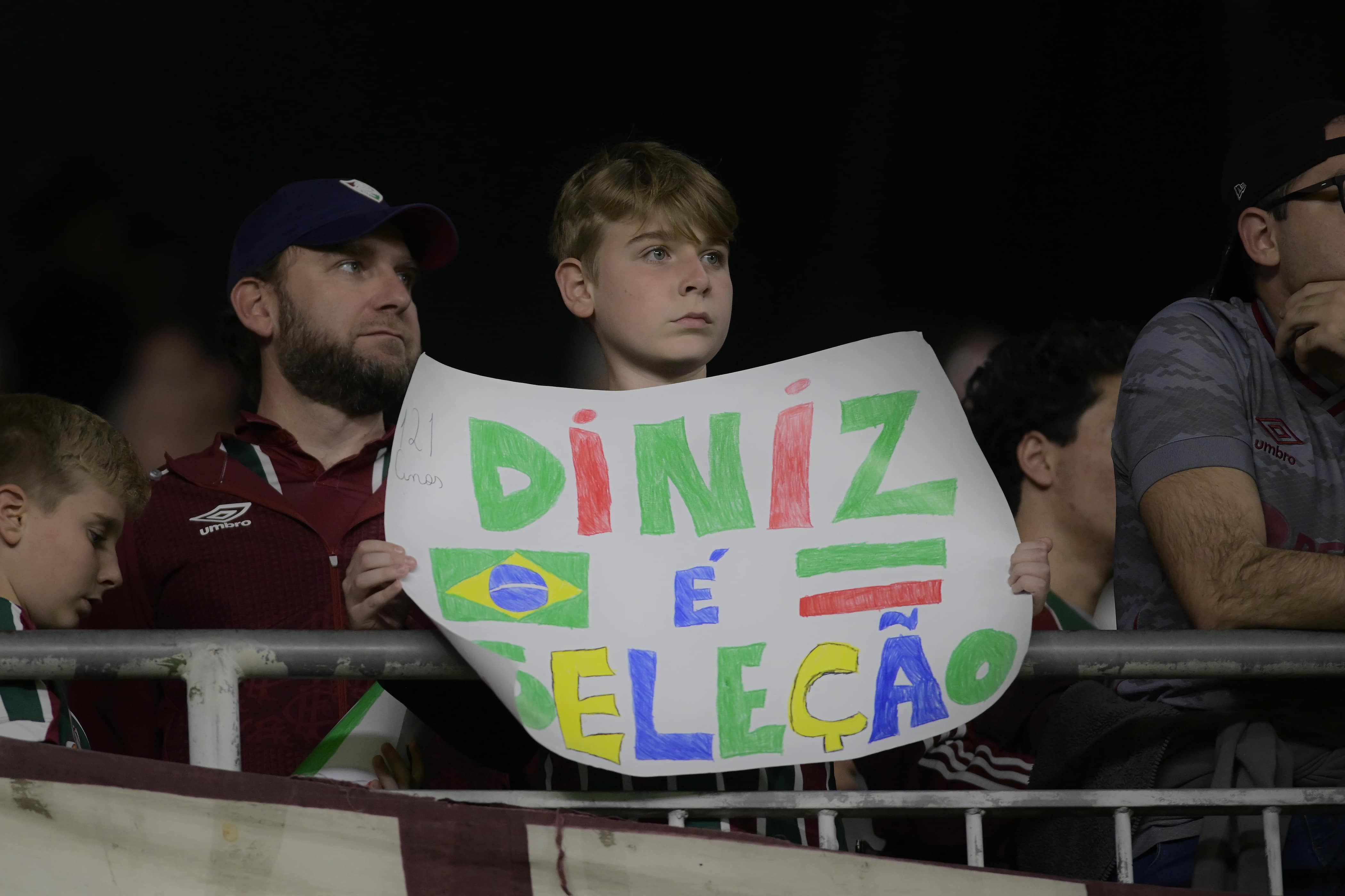 Menino leva cartaz para Fernando Diniz, t&eacute;cnico do Fluminense e da sele&ccedil;&atilde;o brasileira, no Couto Pereira, em Curitiba - Photo by Icon sport