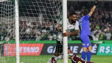 Coritiba vence e segue rea&ccedil;&atilde;o. J&aacute; o Fluminense repete erros de quando ganha