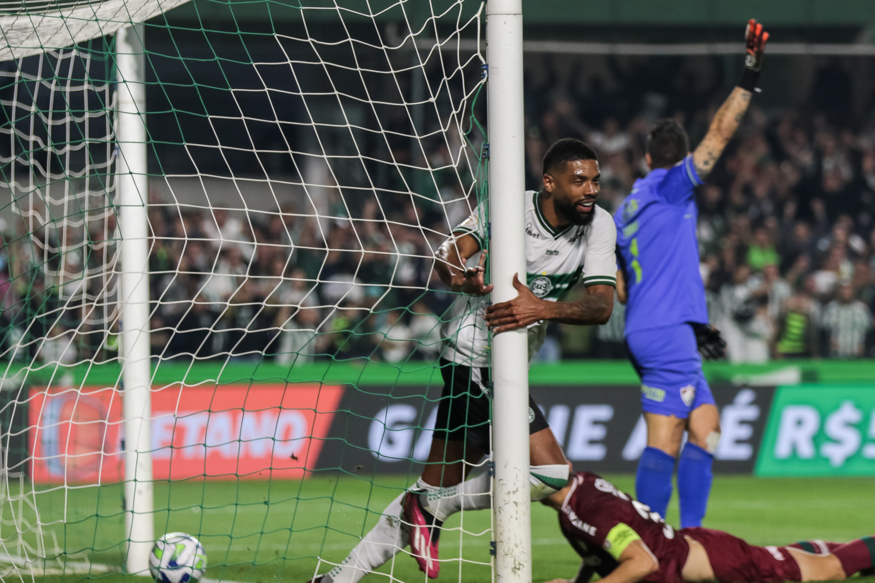 Coritiba vence e segue rea&ccedil;&atilde;o. J&aacute; o Fluminense repete erros de quando ganha