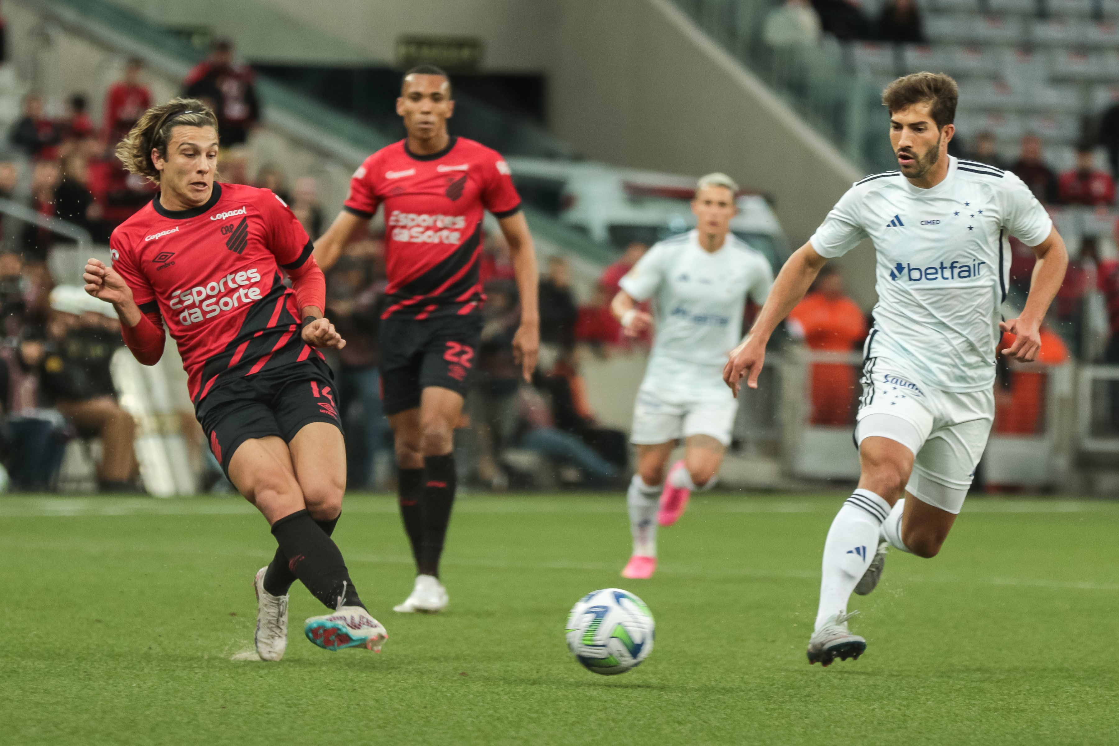 Arthur Gomes marca dois, mas Athletico busca empate com o Cruzeiro em jogo fren&eacute;tico