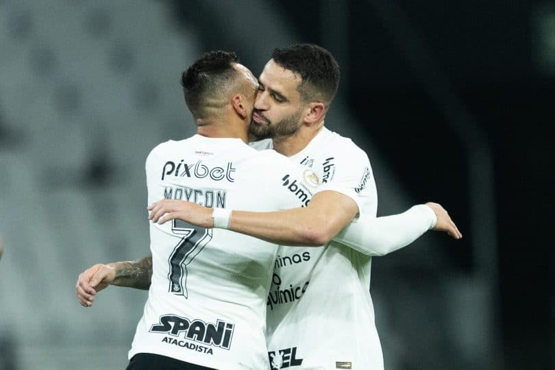 Com brilho individual, Corinthians foge do Z4 e afunda Vasco ainda mais