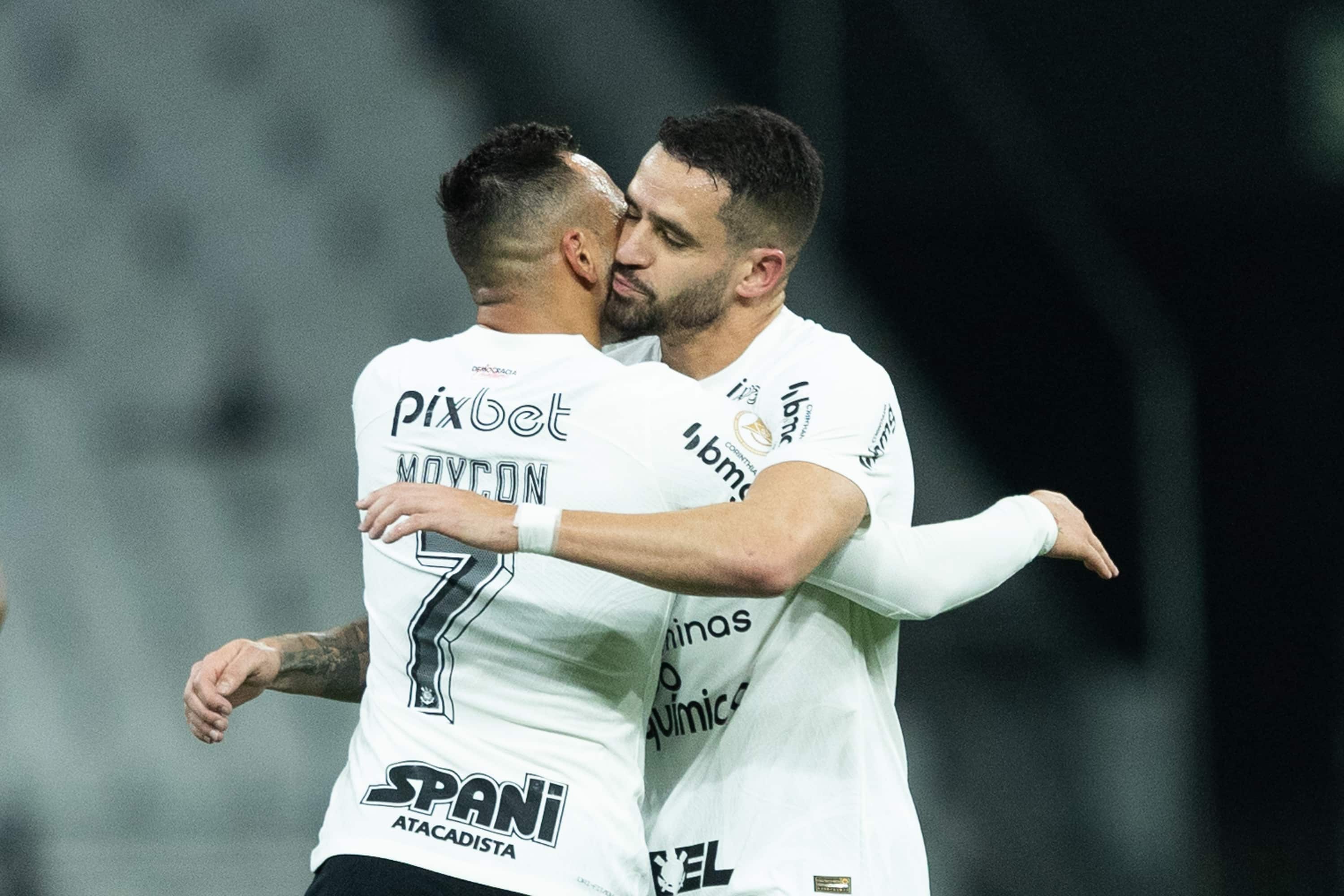 Renato Augusto e Maycon comemoram gol na vit&oacute;ria do Corinthians sobre o Vasco