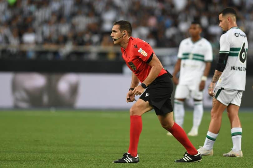 Arbitragem do Brasileirão não agrada ninguém, e Coritiba é o novo incomodado