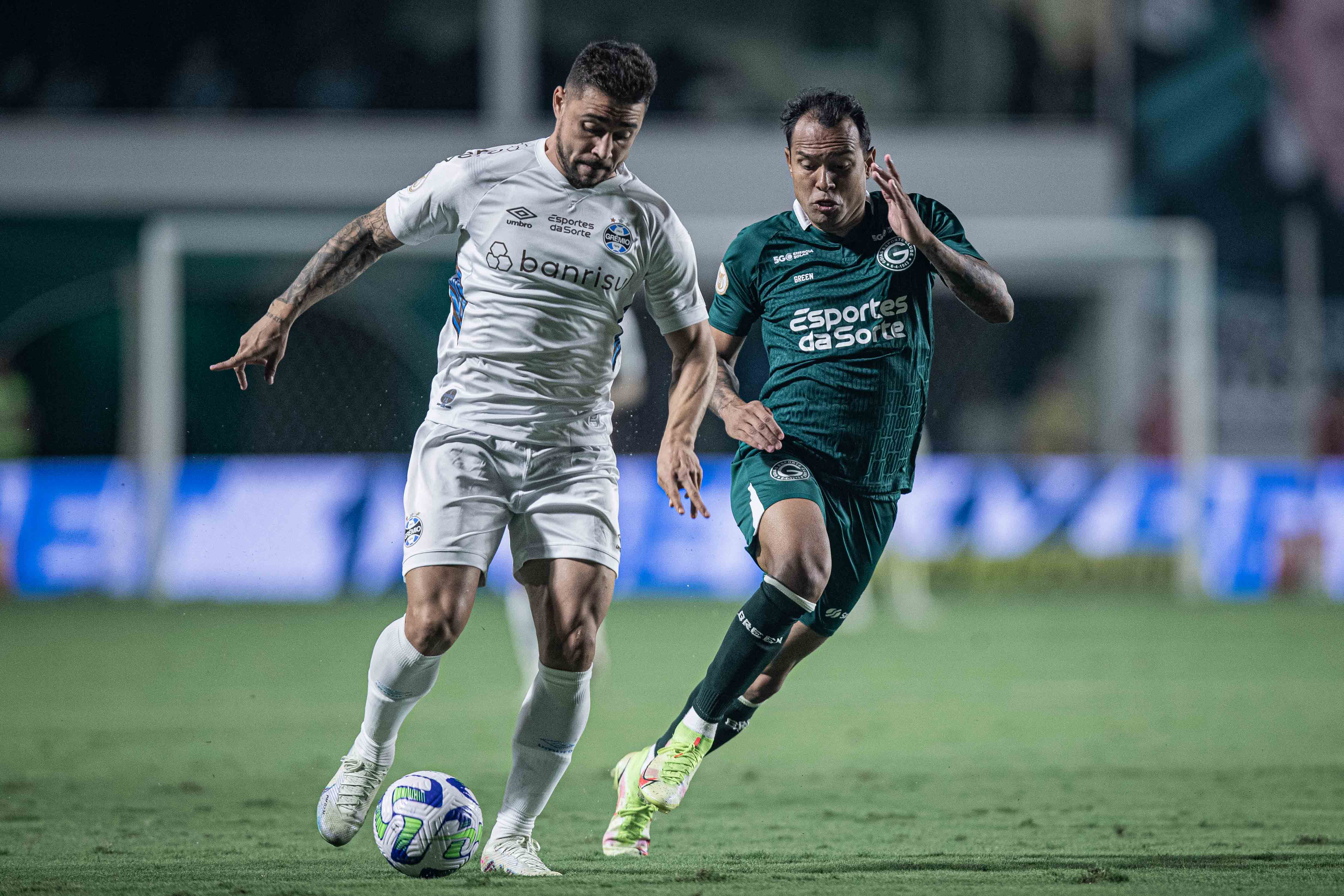 Gr&ecirc;mio demora para engrenar, mas busca empate com o Goi&aacute;s nos acr&eacute;scimos