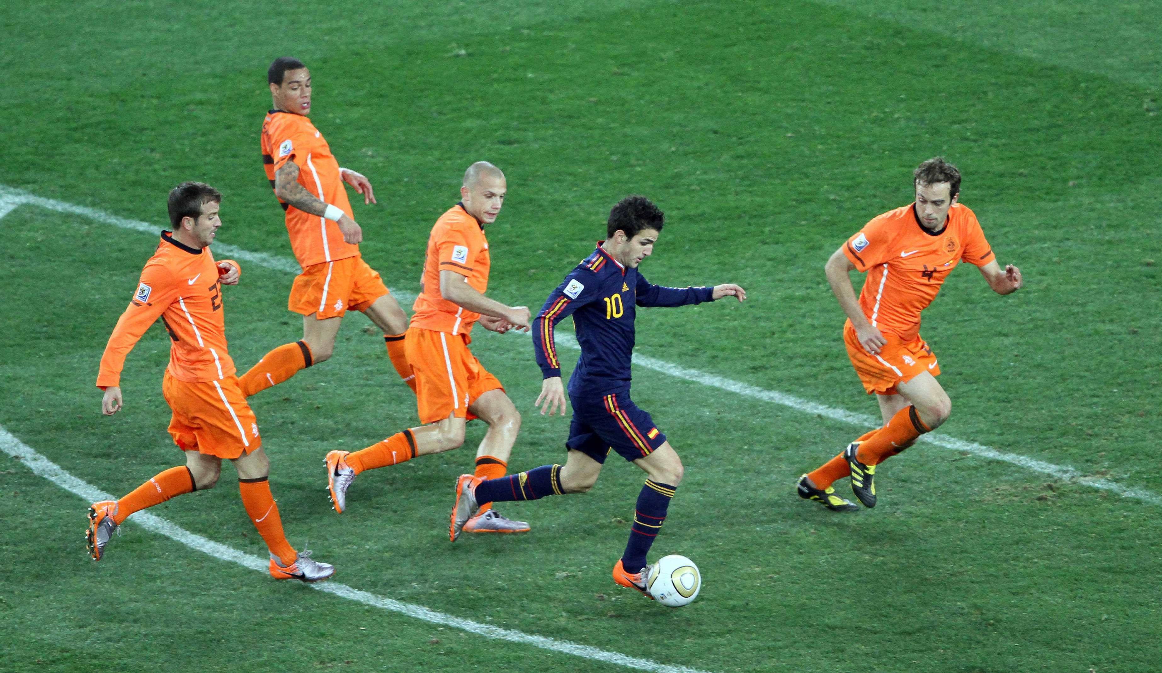 F&agrave;bregas encerra uma carreira de grandes momentos e uma ineg&aacute;vel qualidade t&eacute;cnica