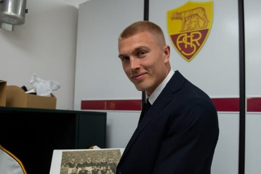 Roma anuncia Kristensen, lateral ex-Leeds e terceiro refor&ccedil;o da temporada