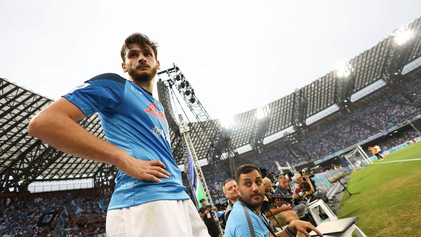 Newcastle quer quebrar a banca para tirar Kvaratskhelia do Napoli