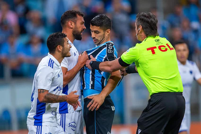 Luciano Cast&aacute;n, zagueiro do Cruzeiro, em discuss&atilde;o &aacute;spera com Luis Su&aacute;rez, do Gr&ecirc;mio