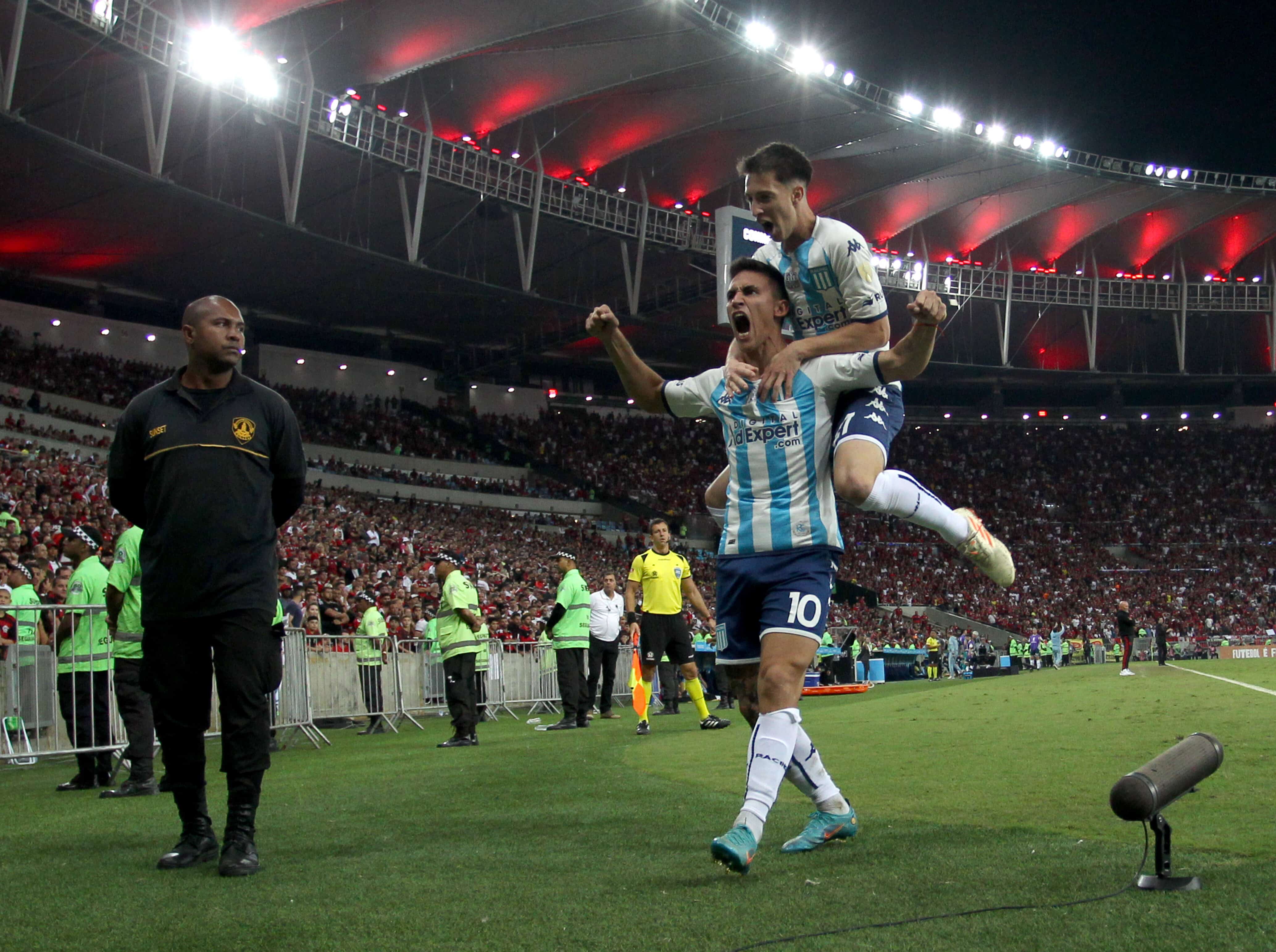 Matias Rojas atuando pelo Racing da Argentina contra o Flamengo no Maracan&atilde;