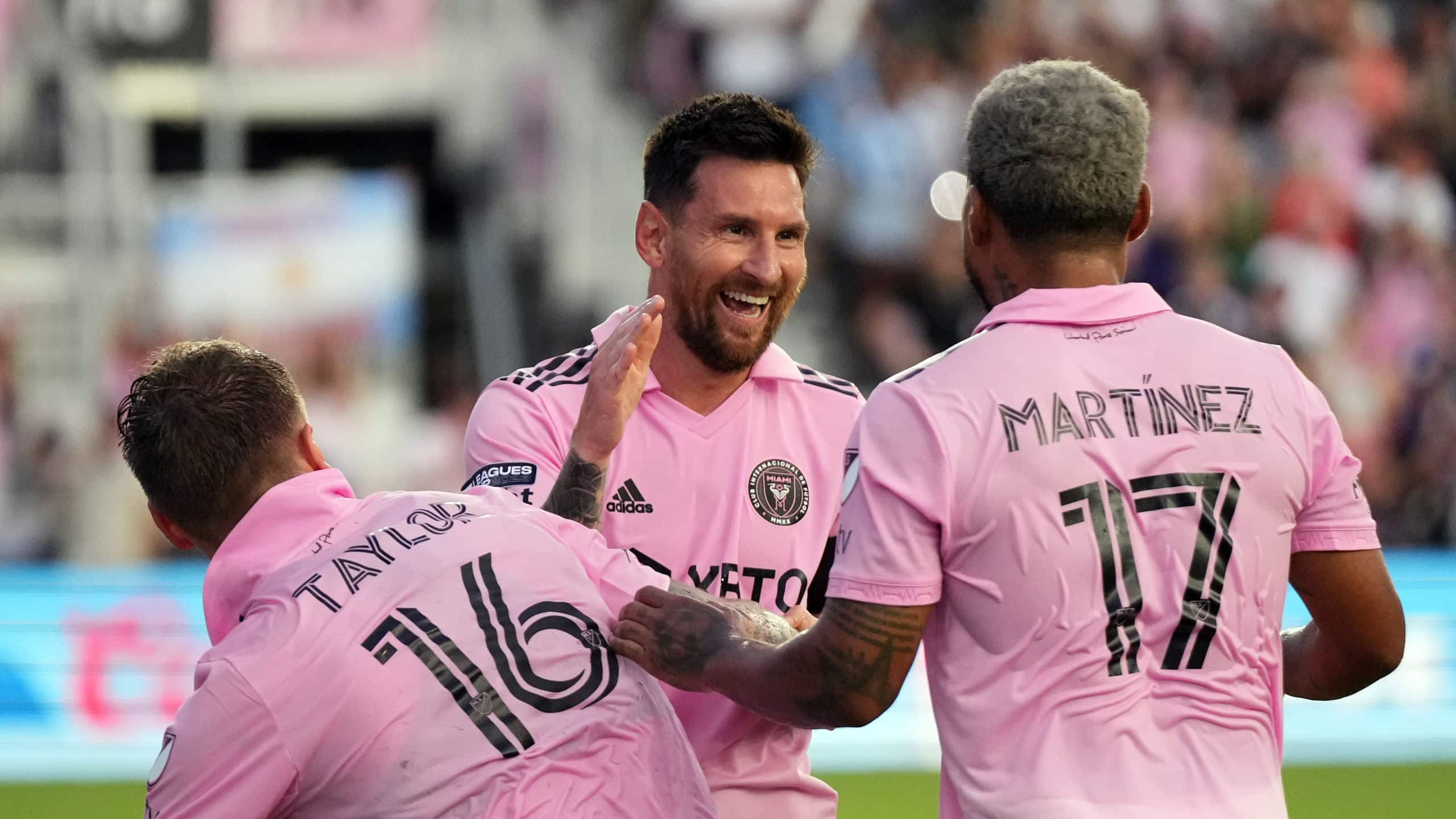 Companheiros se derretem por Messi: &lsquo;Permite que outros flores&ccedil;am&rsquo;