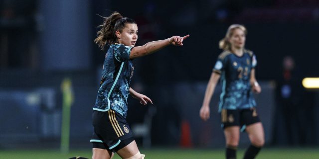 Oberdorf conta m&aacute;goas e experi&ecirc;ncias da inf&acirc;ncia jogando entre meninos