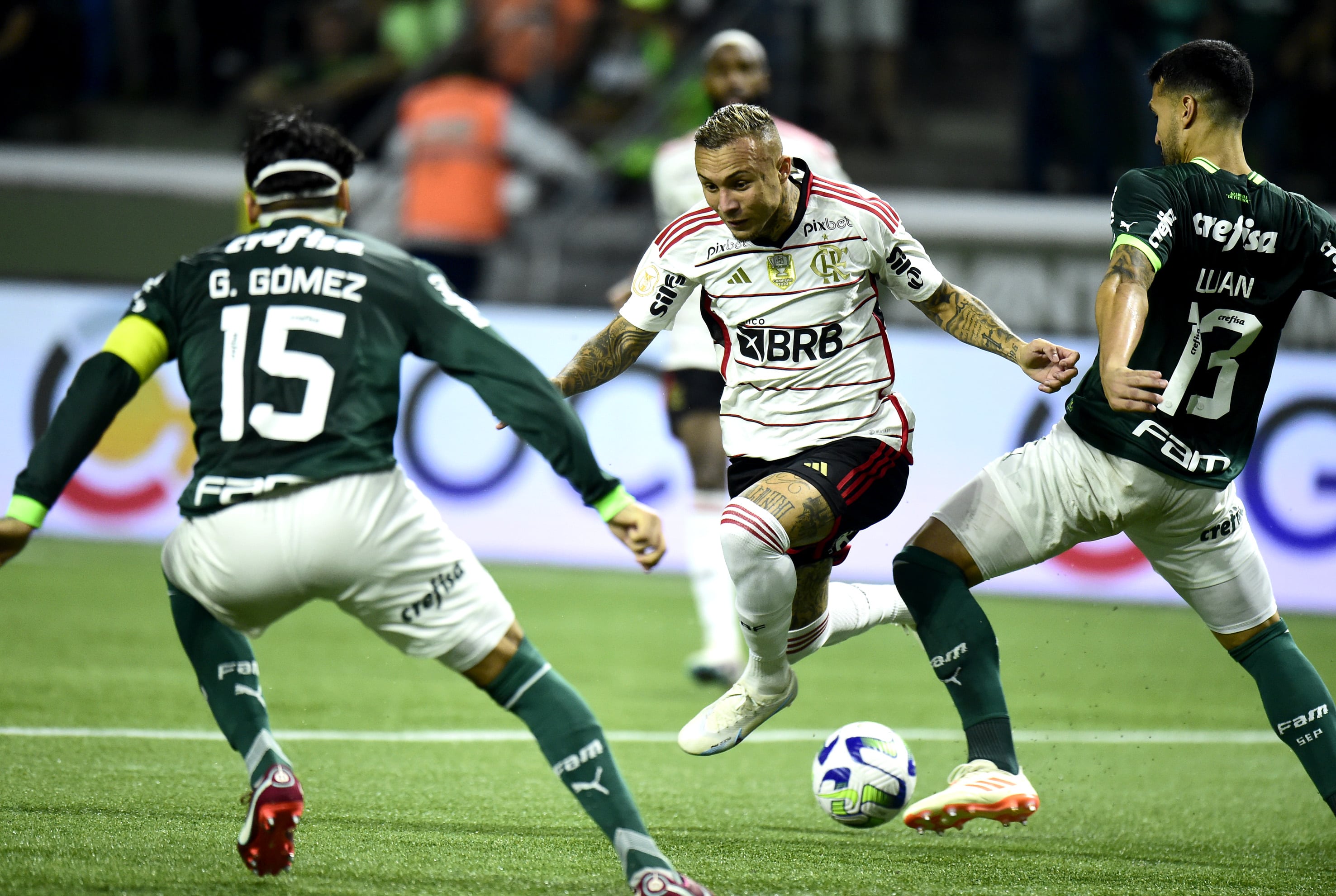 Palmeiras x Flamengo &eacute; interrompido por g&aacute;s de pimenta usado em briga fora do Allianz