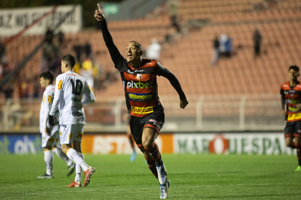 Cruzeiro se aproxima de contratar Papagaio. Ele resolve o problema do ataque?