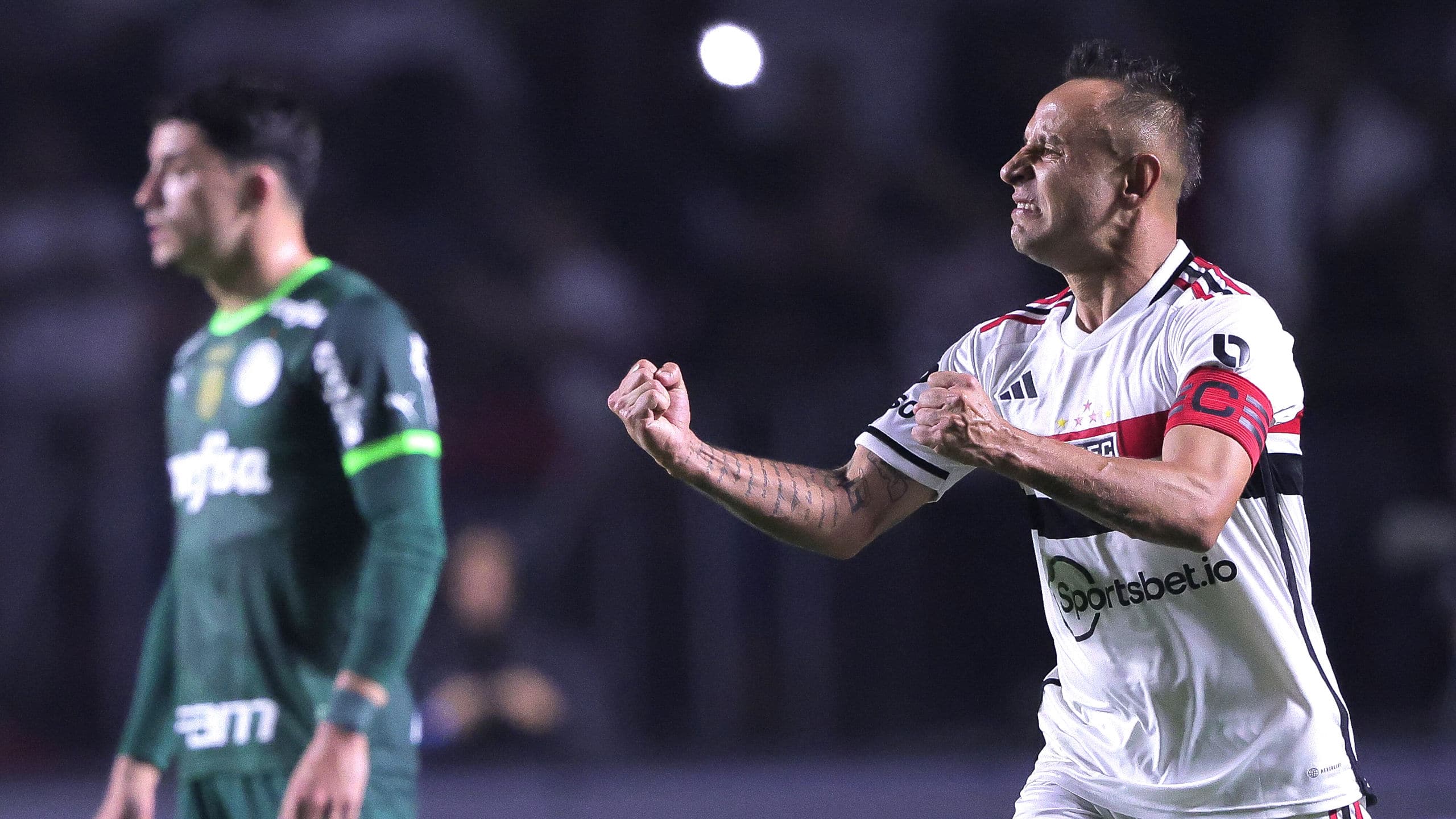 Rafinha trilha no S&atilde;o Paulo o caminho que Daniel Alves nunca conseguiu