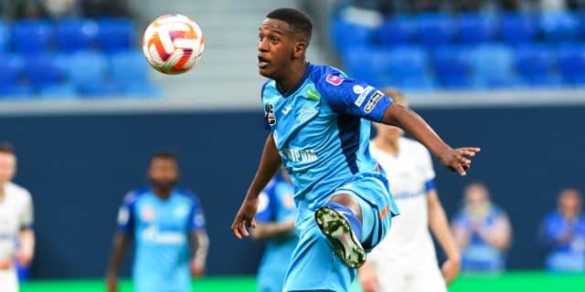 Robert Renan decide t&iacute;tulo com cavadinha na R&uacute;ssia e exp&otilde;e erro do Corinthians