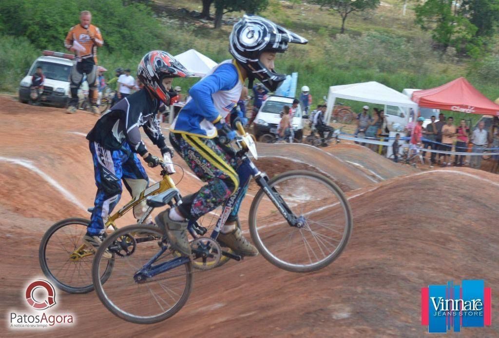 Robert, promessa da base do Cruzeiro, disputando campeonato de bicicross