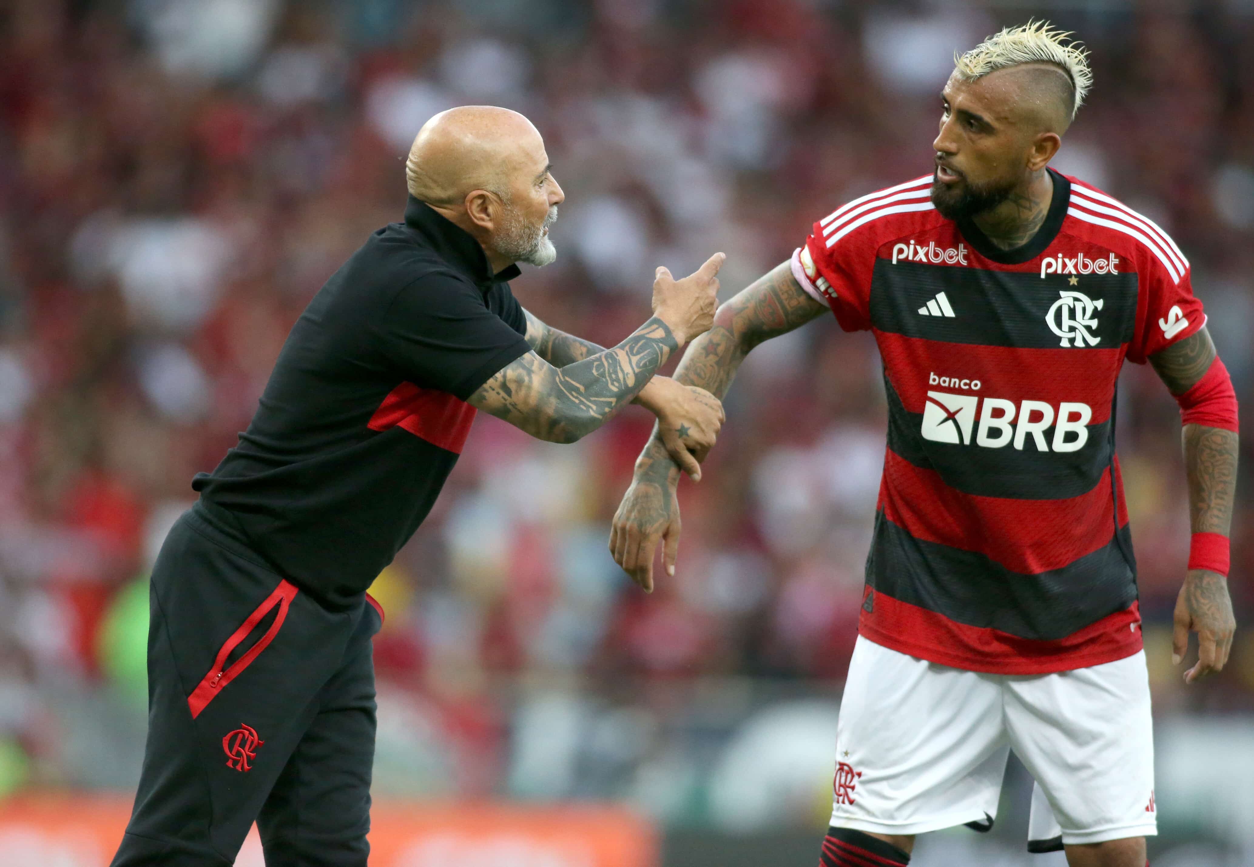 Vidal e Sampaoli v&atilde;o do luxo ao lixo em poucos meses; entenda a briga
