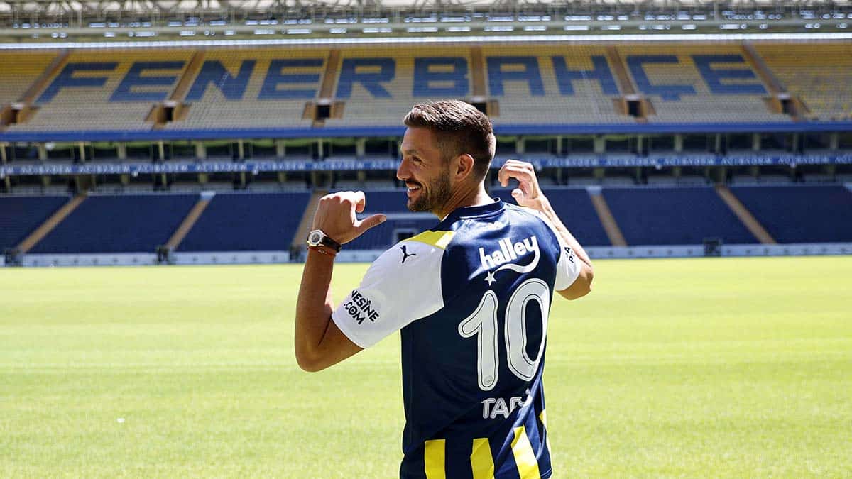O Fenerbah&ccedil;e agarrou uma baita oportunidade e ter&aacute; Tadic como seu camisa 10