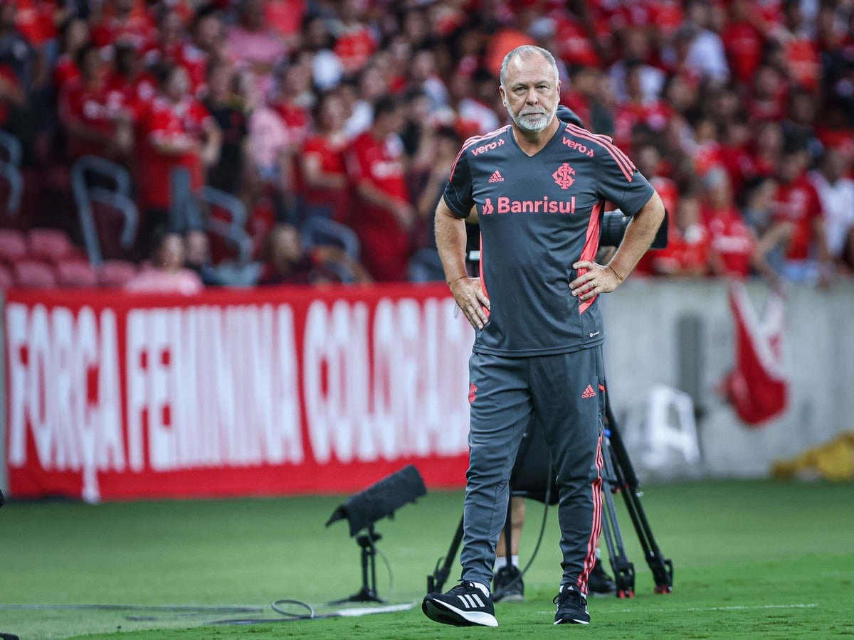 Mano Menezes justifica desempenho do Inter e se irrita com pedidos de sa&iacute;da